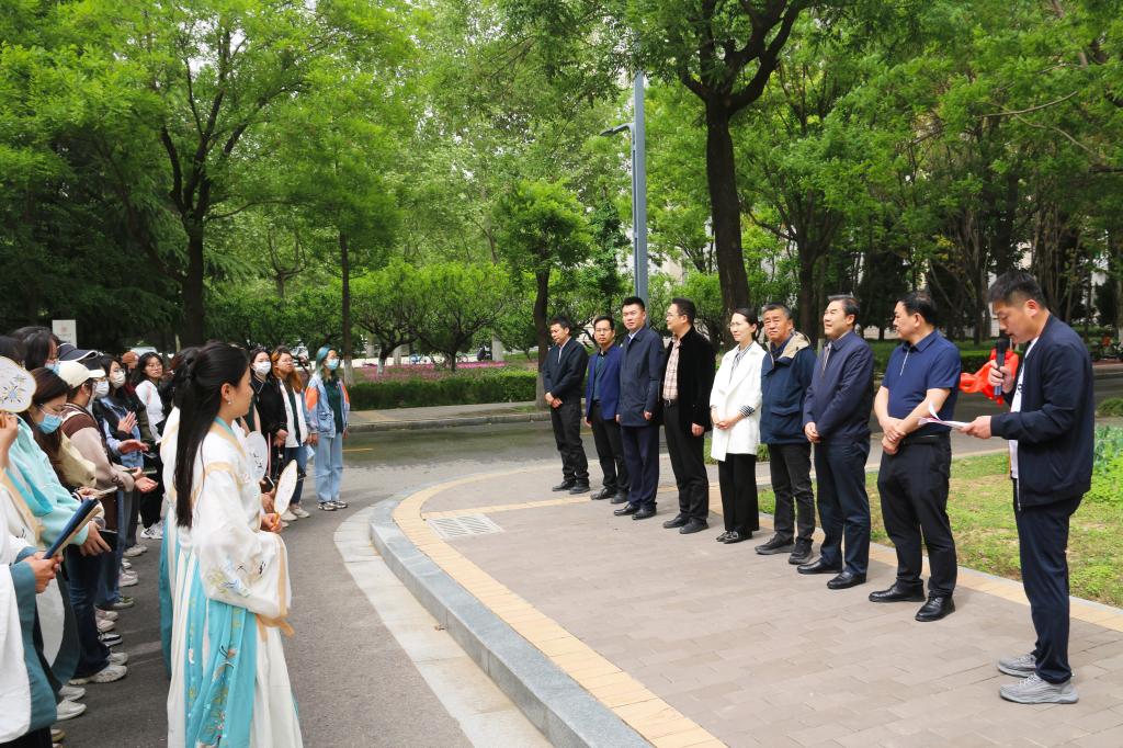 文学院与后勤服务集团联合举行劳动教育实践课开课仪式