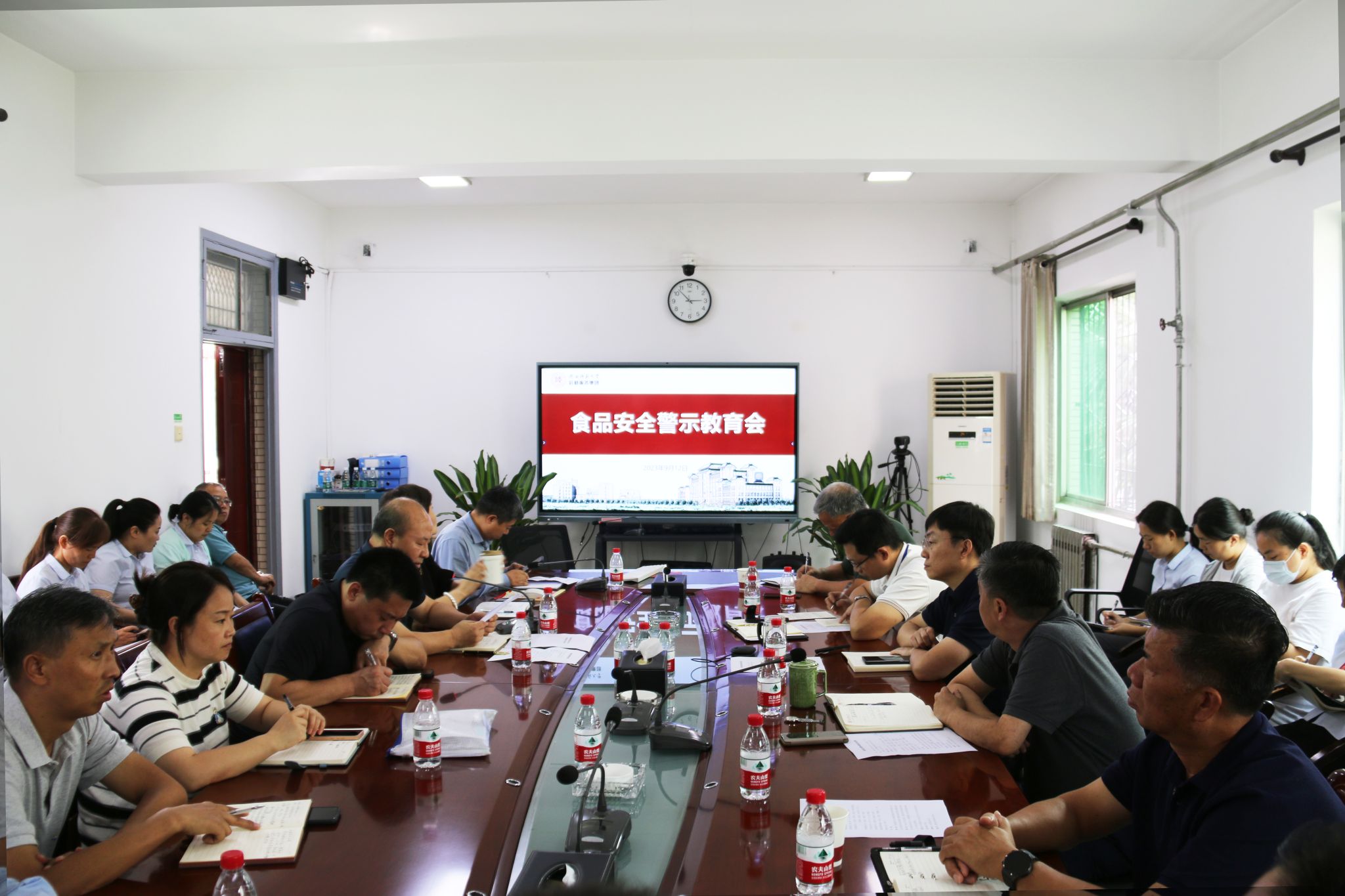 后勤服务集团召开食品安全警示教育会议