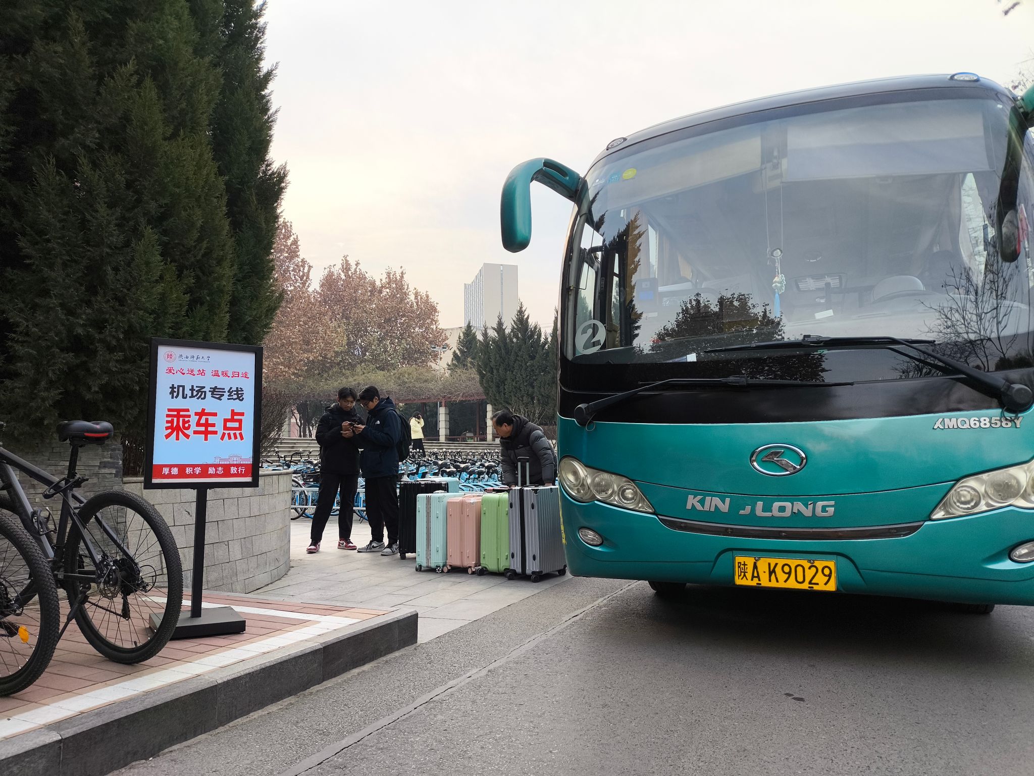 送你一路平安，等你春天归来