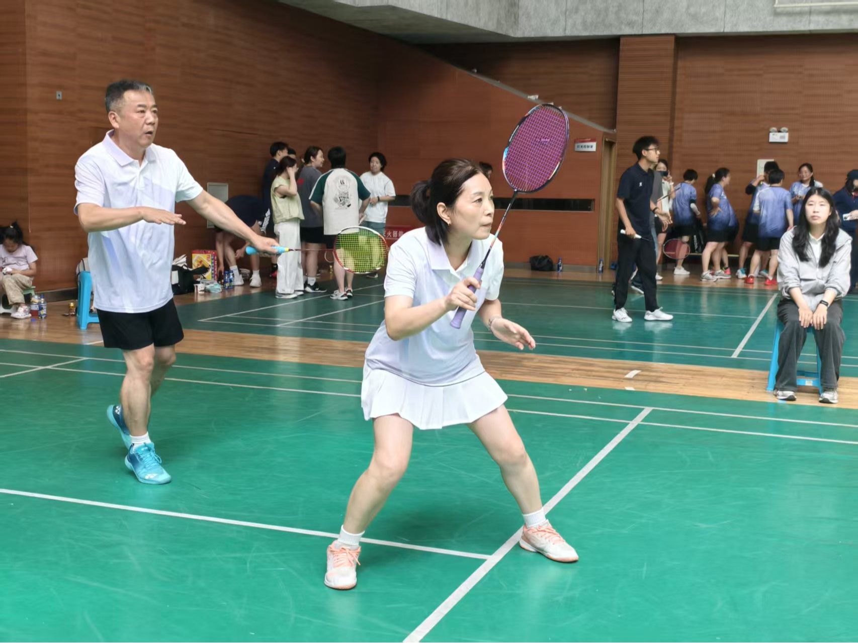 后勤代表队在学校2025年教职工羽毛球比赛中喜获佳绩