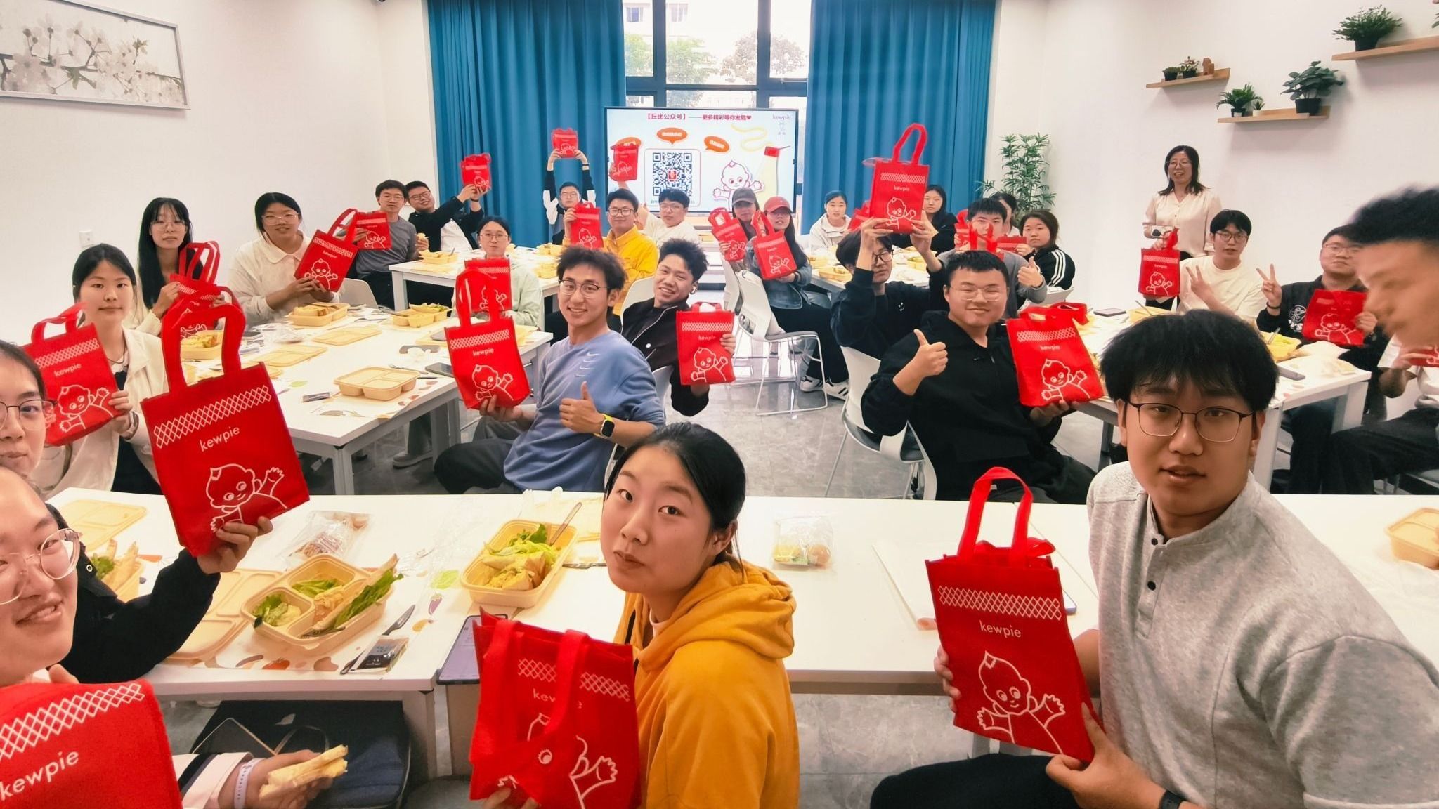 指尖写代码 舌尖守健康——后勤育人小课堂走进人工智能与计算机学院（第14期）
