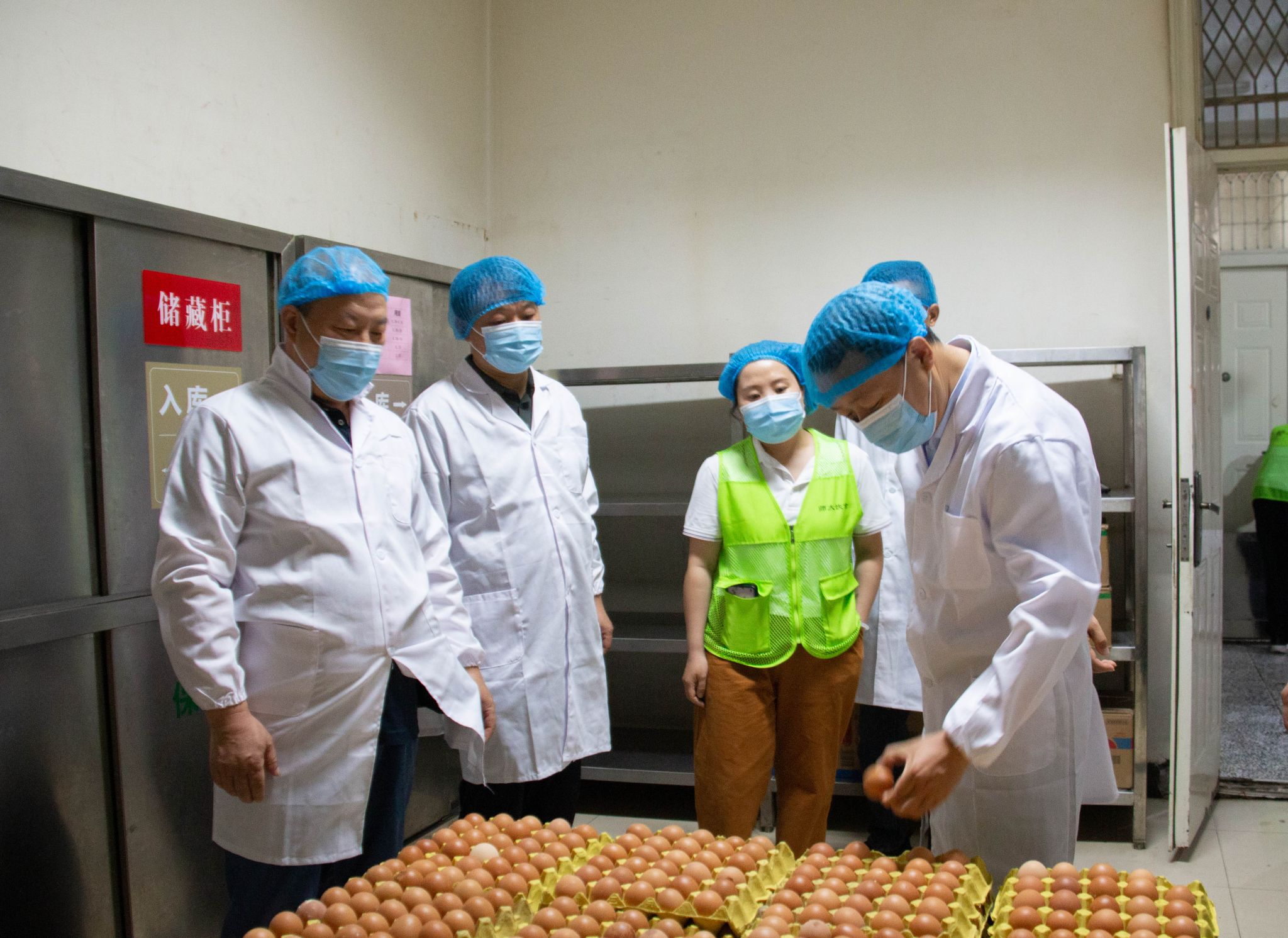 校领导带队检查节前校园食品安全
