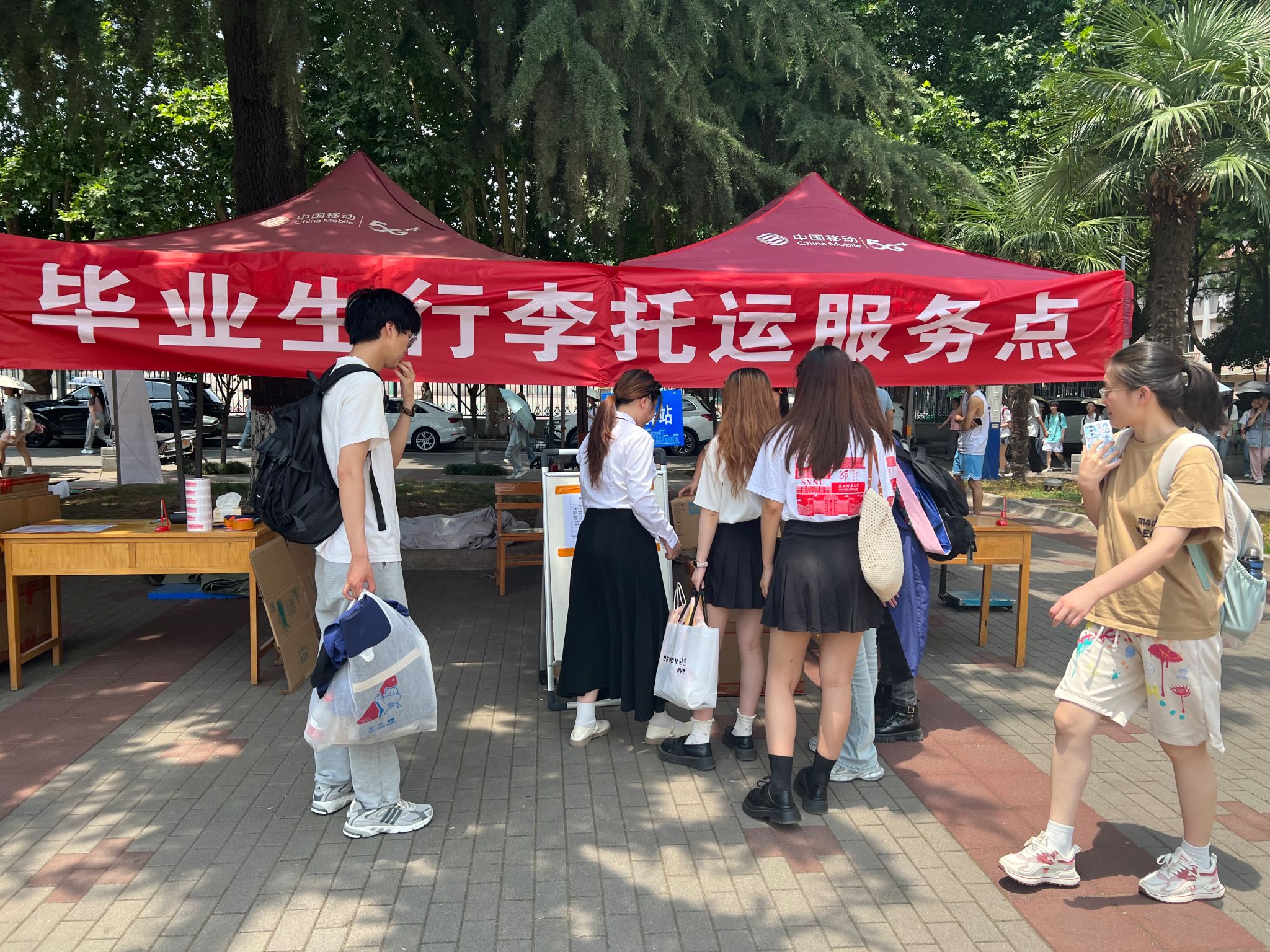 我为师生办实事——快递“毕业寄”助力毕业生筑梦远航